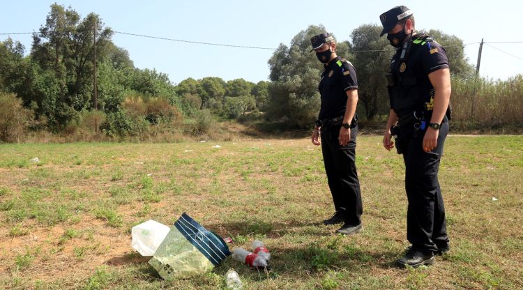 Agents de la Policia Local de Palafrugell al paratge Boet, on s'ha avortat un botellot aquesta matinada. ACN