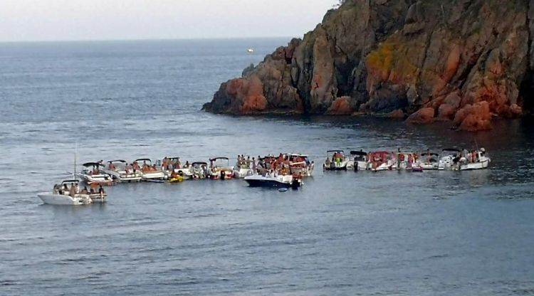 La festa il·legal que Salvem El Golfet ha denunciat que hi va haver a la cala de Palafrugell.