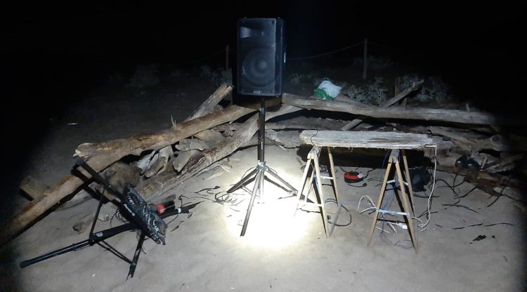 Els aparells de música instal·lats a la sorra per a la macrofesta