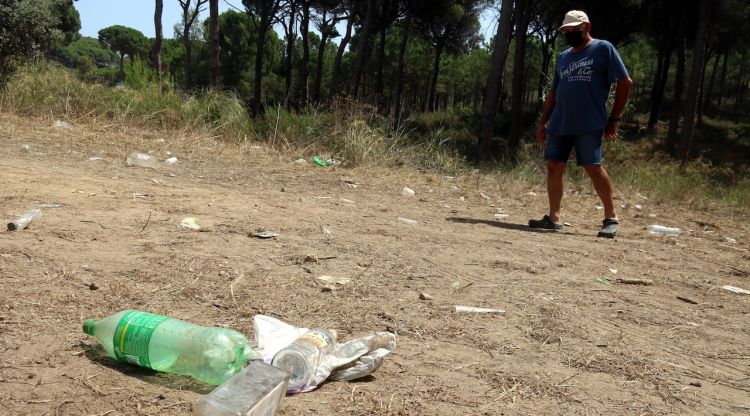 Restes del macrobotellot que ha aplegat fins a 500 persones a Regencós. ACN