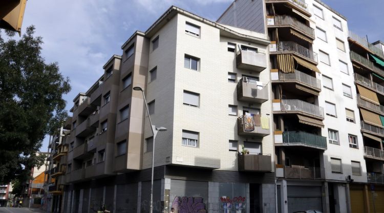 Un dels edificis on l'Ajuntament de Girona compra pisos al barri de Santa Eugènia. ACN
