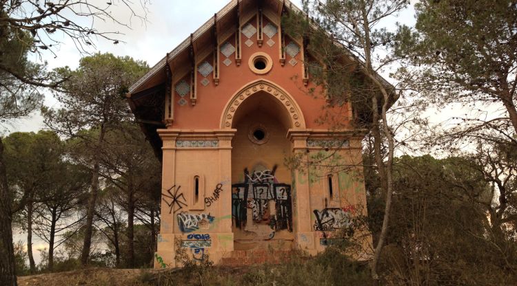 SOS Lloret denuncia que les casetes modernistes de Sant Pere del Bosc estan plenes de pintades i degradades