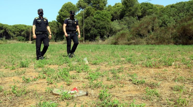 Dos agents de la Policia Local de Palafrugell al paratge Boet. ACN