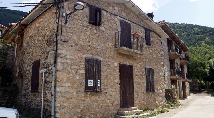 Vista de l'edifici de Cal Mestre a Bruguera, a Ribes de Freser. ACN