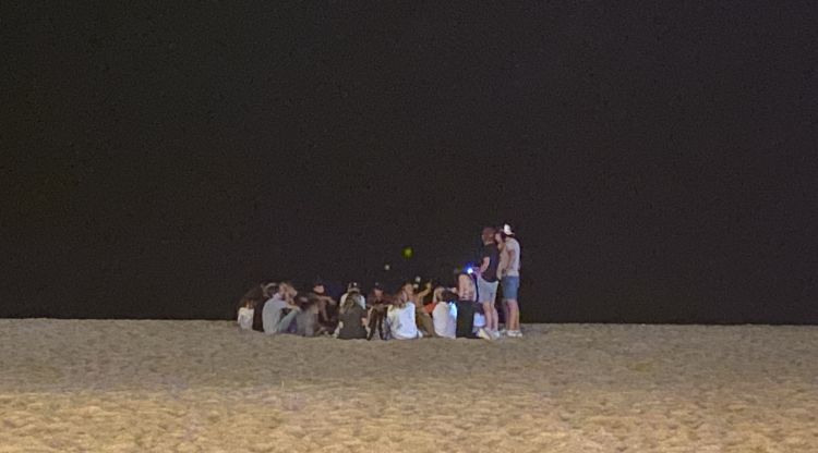 Joves concentrats de matinada en una platja de la Costa Brava. M. Estarriola