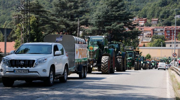 Un moment de la tractorada circulant per la C-26, a Ripoll. ACN