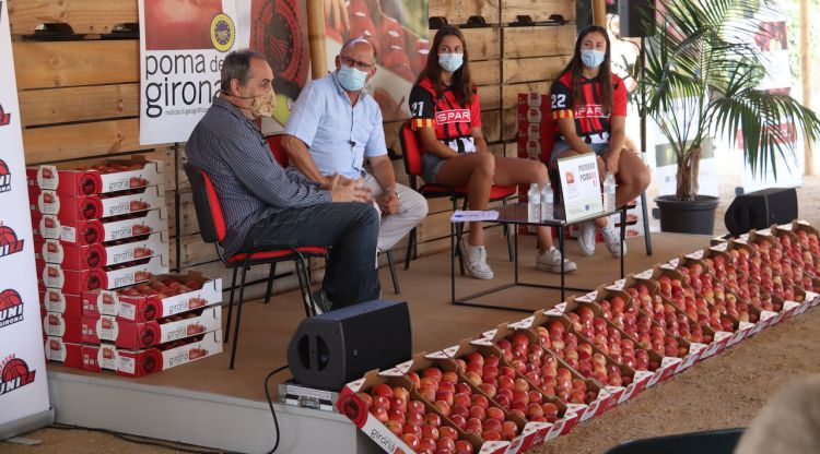 El president de la DO Poma de Girona amb dues jugadores i l'entrenador de l'Uni Girona. ACN