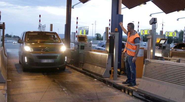 Els operaris fan passar els cotxes pel peatge de l'AP-7 a la Roca del Vallès amb les tanques aixecades. ACN