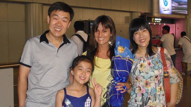 Núria Auguet amb la seva nova família a Beijing (Xina) © Núria Auguet