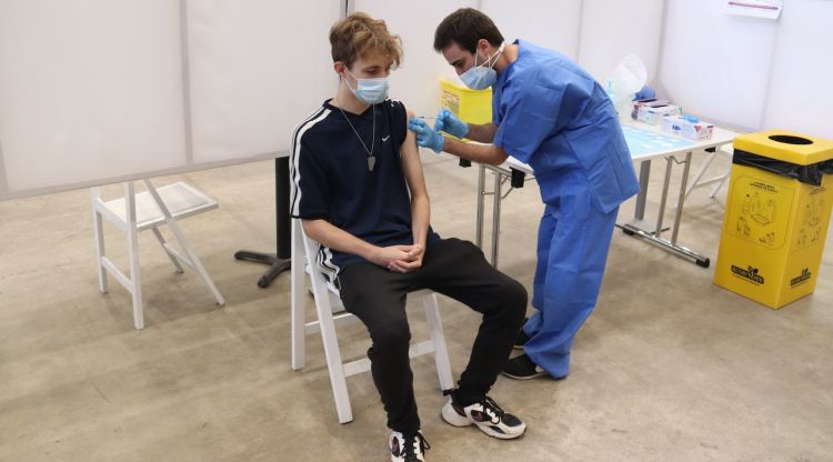 Un noi rebent la vacuna contra la covid-19 al palau firal de Girona, aquest matí. ACN