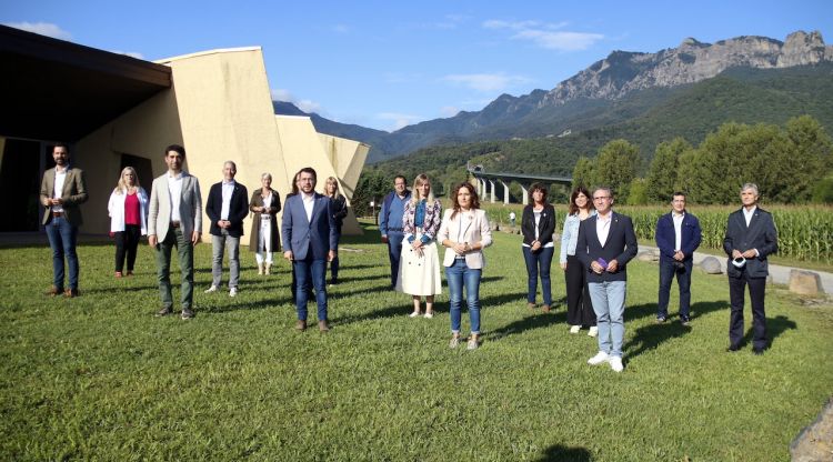 Els membres del Govern posant pels mitjans a l'exterior de Can Trona a la Vall d'en Bas (Garrotxa). ACN