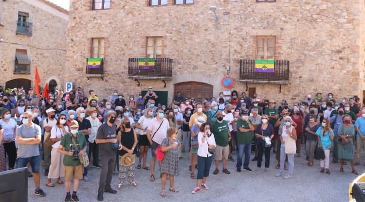 Pla general de la plaça de l'Ajunatment de Capmany on s'han concentrat els veïns. ACN