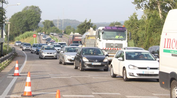 Vehicles intentant abandonar l'autopista a la sortida Girona Sud. ACN