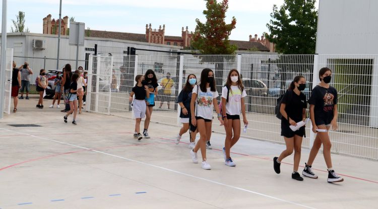 Alumnes de 1r d'ESO entrant al nou institut de Caldes de Malavella. ACN