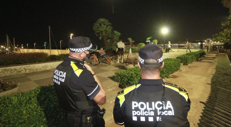 Agents de la Policia Local de Blanes durant el toc de queda (arxiu)