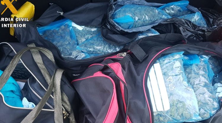 La droga oculta en bosses d'esport a la Jonquera