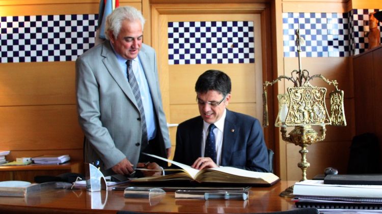 El conseller, Lluís Recoder, acompanyat de l'alcalde d'Olot, Josep M. Corominas © ACN