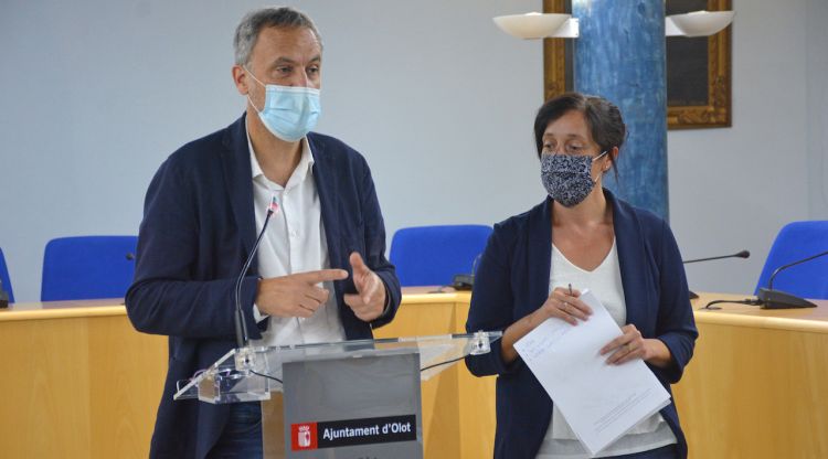 El regidor d'Habitatge, Jordi Güell, i la responsable de l'Oficina d'Habitatge d'Olot, Míriam Paredes, durant la roda de premsa