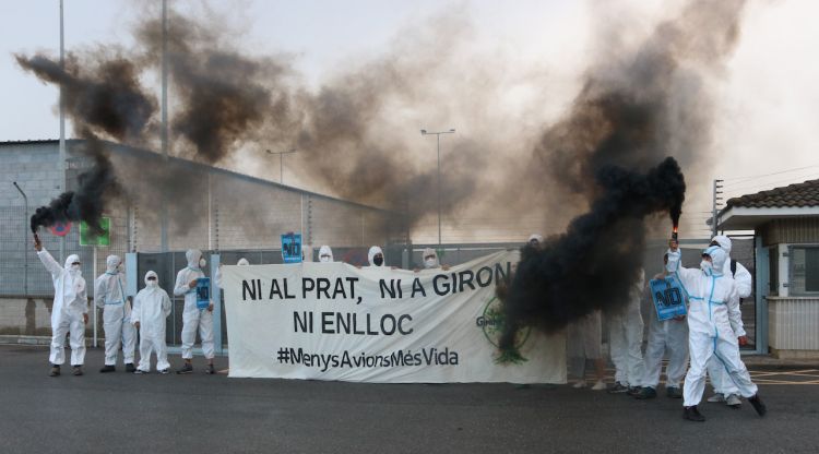Un moment de la protesta a tocar de les pistes de l'aeroport de Girona. ACN