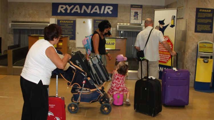 Passatgers d'un vol de Ryanair facturant les seves maletes a l'aeroport de Girona © ACN