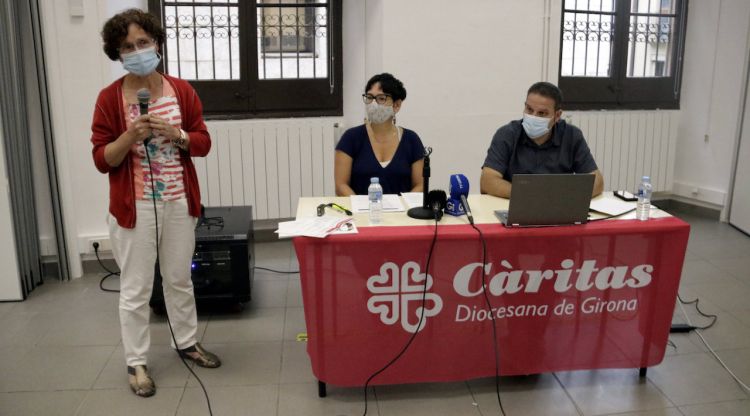 Instant de la roda de premsa de presentació de l'informe sobre ingressos mínims elaborat per Càritas Girona. ACN