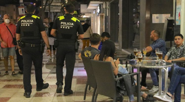 Dos efectius de la Policia Local patrullant pel centre de Platja d'Aro, aquest estiu. ACN