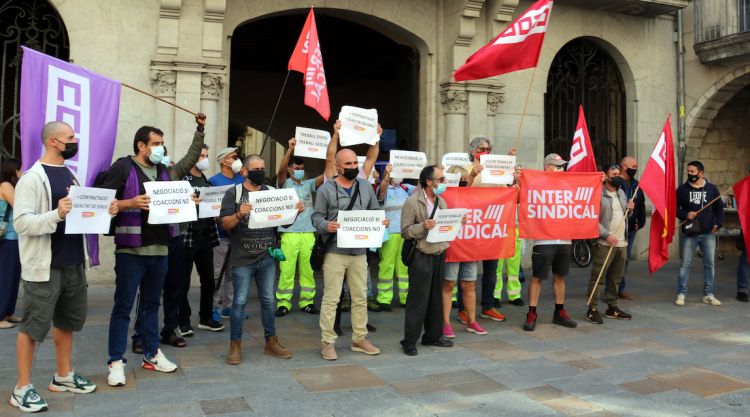 Concentració de treballadors de Girona+Neta davant l'Ajuntament de Girona, aquest matí. ACN
