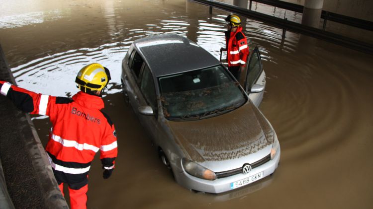 Un vehicle va quedar atrapat per la pluja a Girona