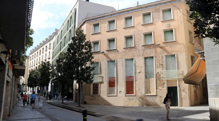 Vista de l'edifici de l'antiga Central del Molí, amb l'obra empantanegada. ACN