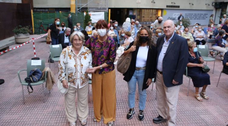 Isabel Oliva (esquerra) acompanyada per Marta Madrenas, ahir