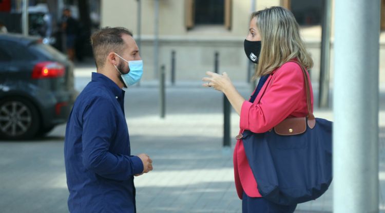 El familiar d'una de les persones mortes de la residència de Sant Joan Les Fonts, Joan Guirado, amb l’advocada Leyre Lopez. ACN