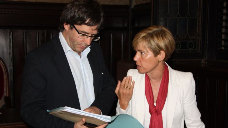 Carles Puigdemont i la cap de l'oposició, Pia Bosch, moments abans de l'inici del ple © ACN