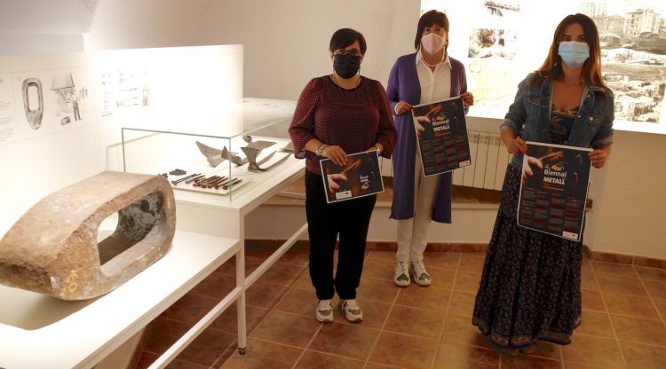 Les autoritats al nou museu Pyrfer de Campdevànol amb les peces de metall que s'h poden veure. ACN