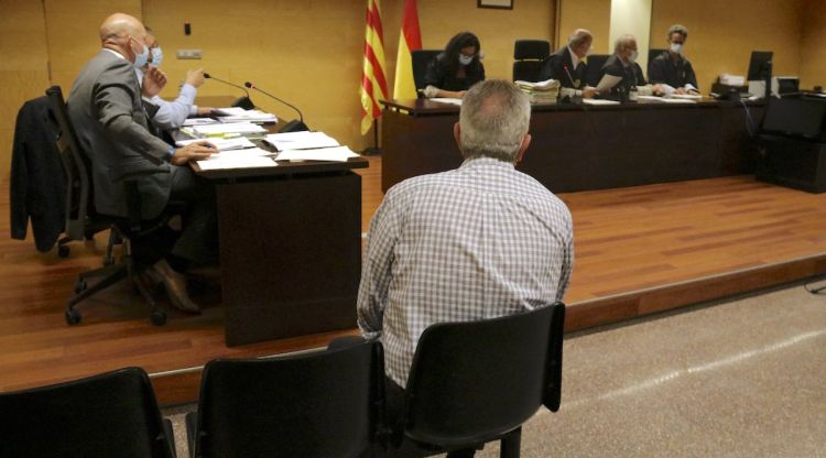 D'esquenes, el responsable d'una botiga de compravenda d'or de Girona jutjat. ACN