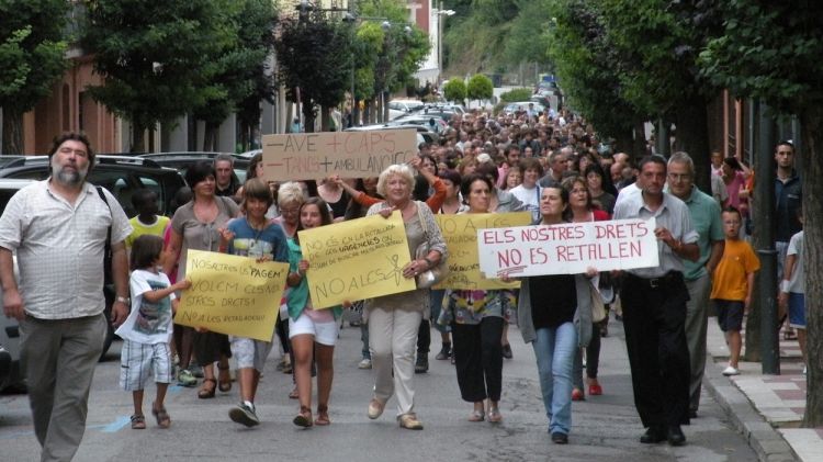 Els manifestants protesten contra la supressió de les urgències al Centre d'Atenció Primària © ACN