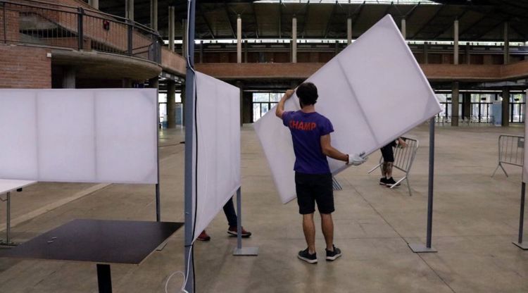 Desmuntatge dels boxs del vacunòdrom del Palau de Fires de Girona. ACN