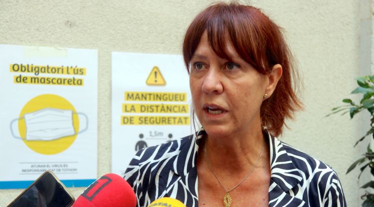 L'alcaldessa de Girona, Marta Madrenas, atenent avui a la plaça del Vi. ACN