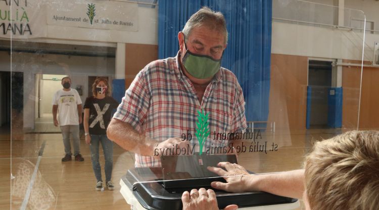 Un veí de Sant Julià de Ramis votant avui. ACN