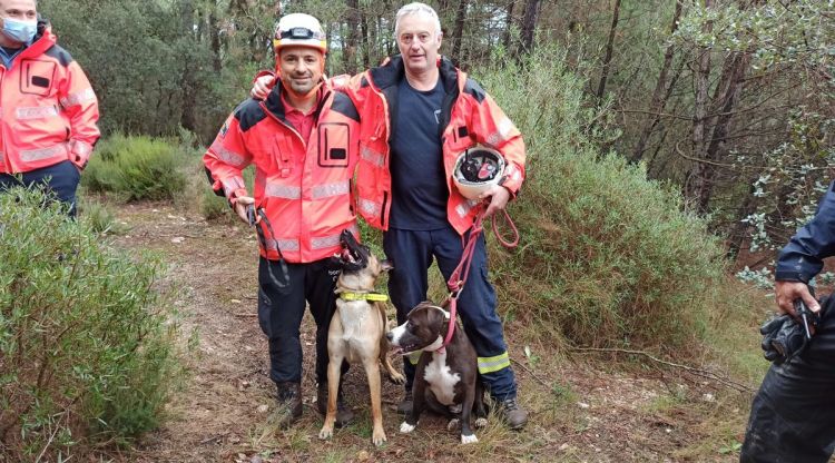 Membres de la Unitat Canina dels Bombers que han localitzat l'ancià