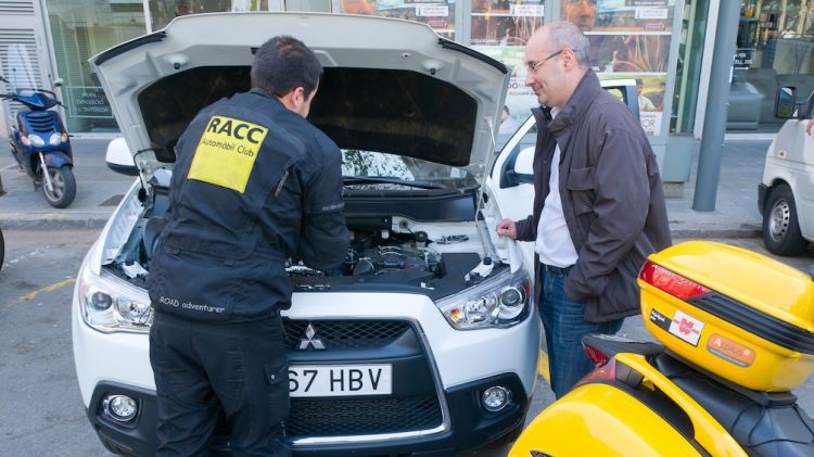 Un mecànic del RACC assistint un vehicle © ACN