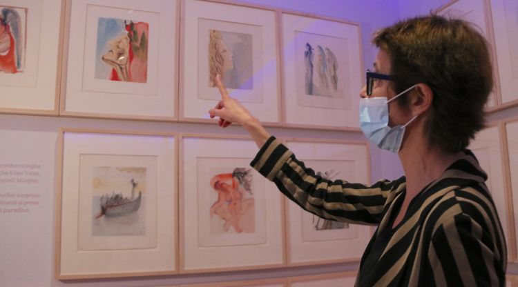 La directora dels Museus Dalí, Montse Aguer, mostrant una de les il·lustracions de Dalí per 'La Divina Comèdia. ACN