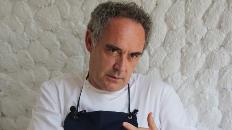 El xef, durant l'entrevista al restaurant El Bulli © ACN