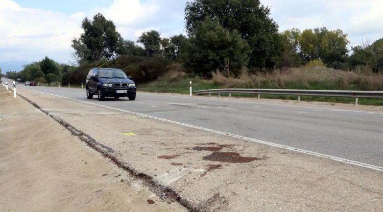 La carretera C-37 amb marques a la carretera al punt on s'ha produït l'accident mortal a l'alçada de Manlleu. ACN