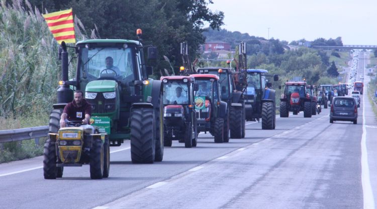 Un moment de la tractorada contra l'aeròdrom de Peralada. ACN