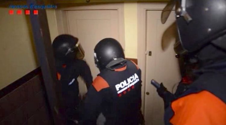 Diversos mossos durant l'operatiu contra un grup especialitzat en assaltar cases a les comarques gironines (arxiu). ACN