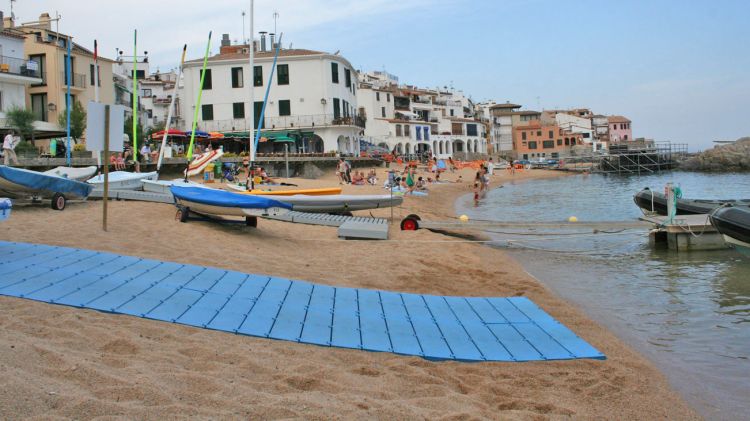 La nova passarel·la ja es troba a llocs com Calella de Palafrugell © ACN