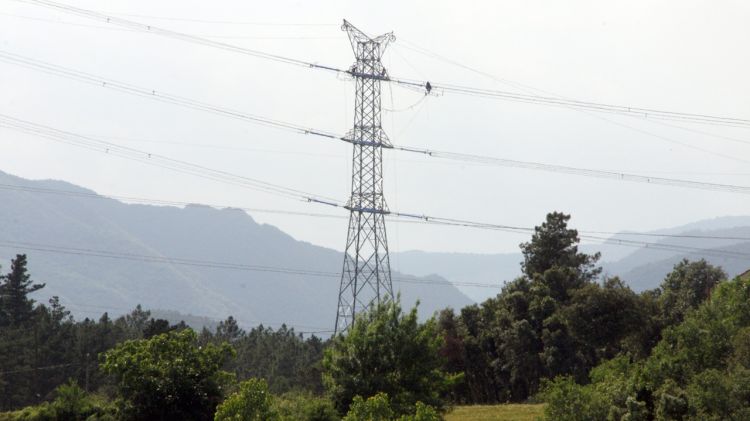 Una de les torres de la MAT, ja col·locada i amb el cablejat a punt, a la zona de Vilanna © ACN