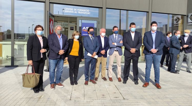 Els responsables de les diferents autoritats en la inauguració del nou centre de formació de transportistes. ACN