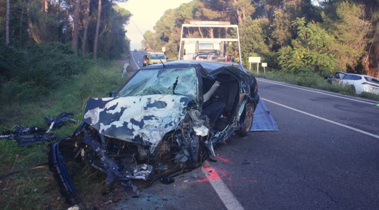 Pla general del xoc frontal i l'estat en què ha quedat un dels vehicles. ACN