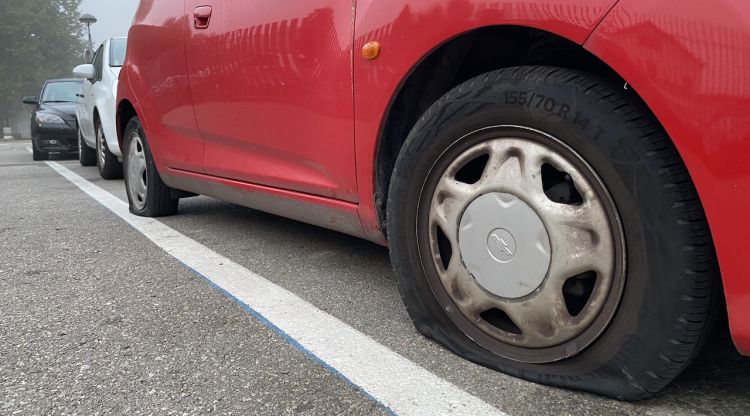 Un vehicle que compta amb tres rodes punxades, aquest matí a Salt. M. Estarriola